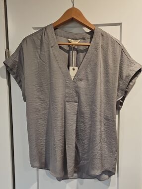 Lucky Brand Light Gray V-Neck Short Sleeve Blouse
